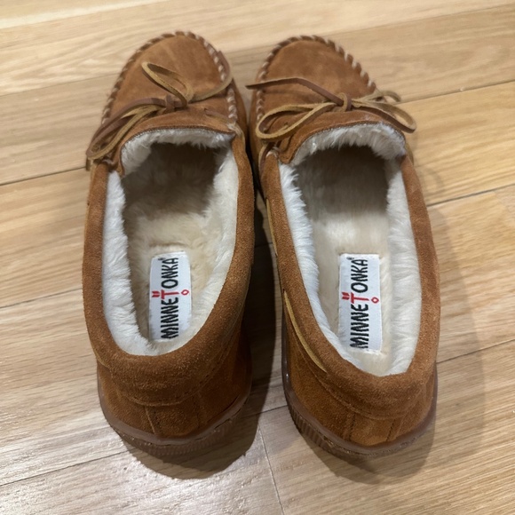 Minnetonka Men's Pile Lined Hardsole Moccasin Suede Slippers Brown Size 9 - Picture 3 of 5